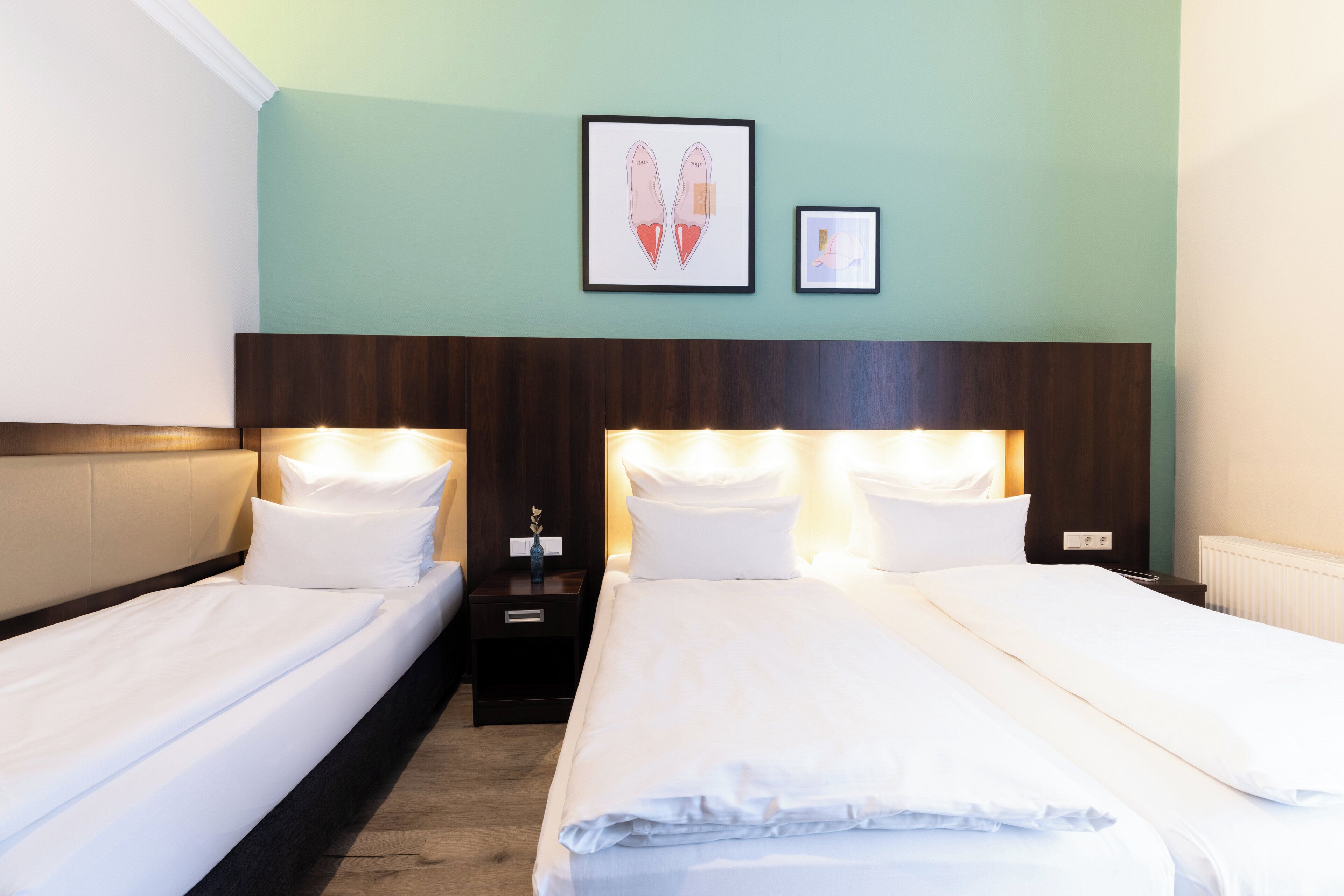 プレミアム ルーム ベッド (複数台) (Up to 3 Adults) | セーフティボックス (室内)、客室ごとに異なるインテリア、デスク、遮光カーテン