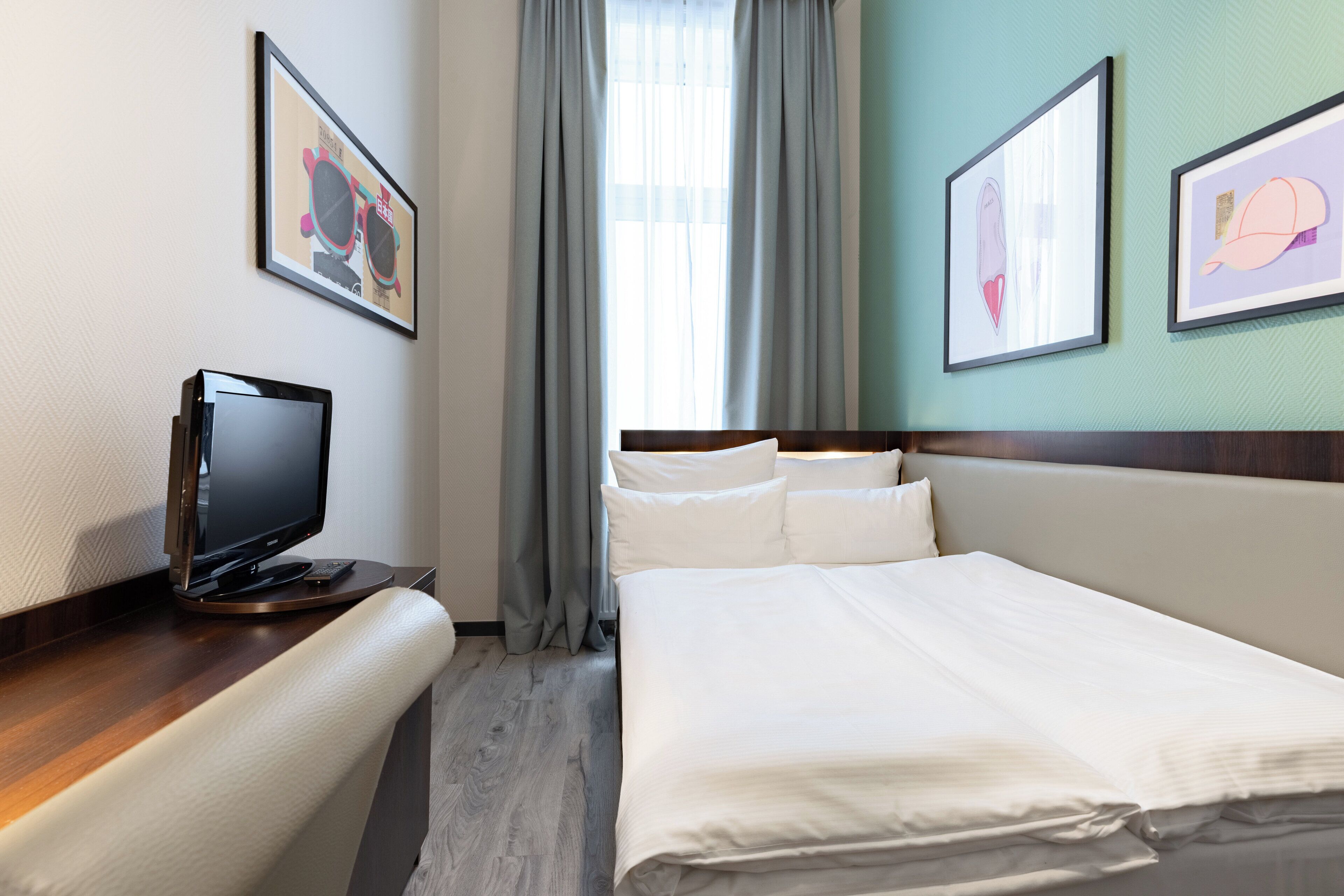 Una cassaforte in camera, con arredamento individuale, una scrivania