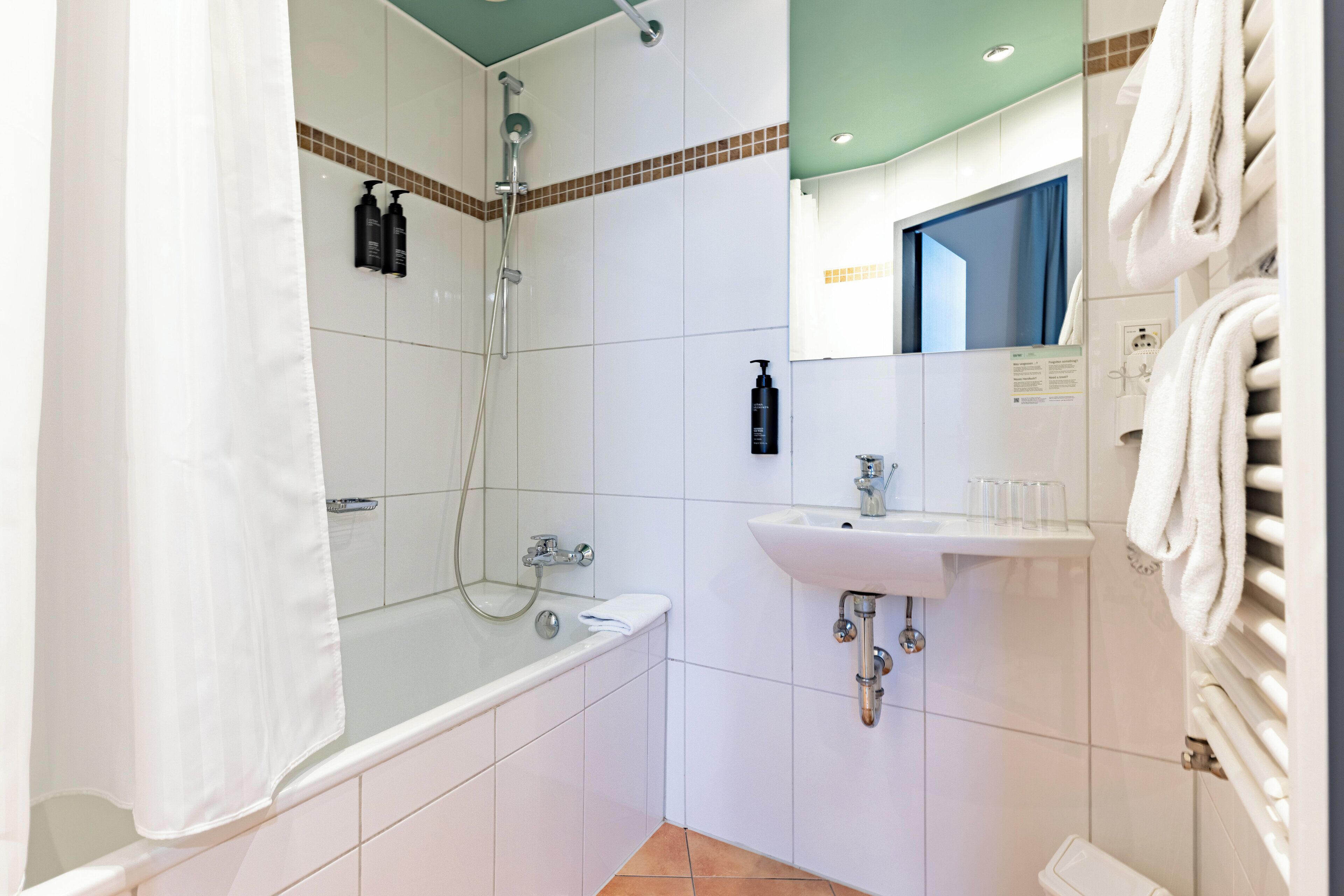 Une salle de bain moderne avec une baignoire, une douche et un lavabo.