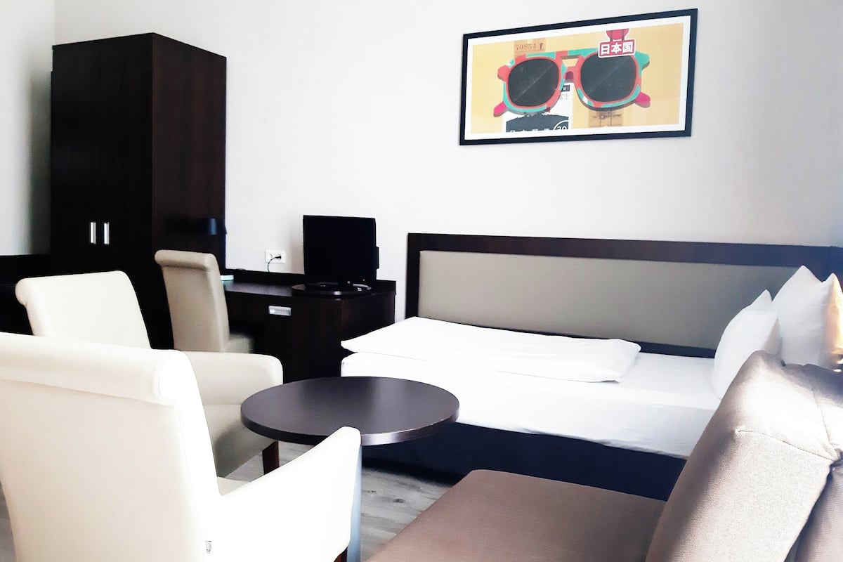 Una cassaforte in camera, con arredamento individuale, una scrivania