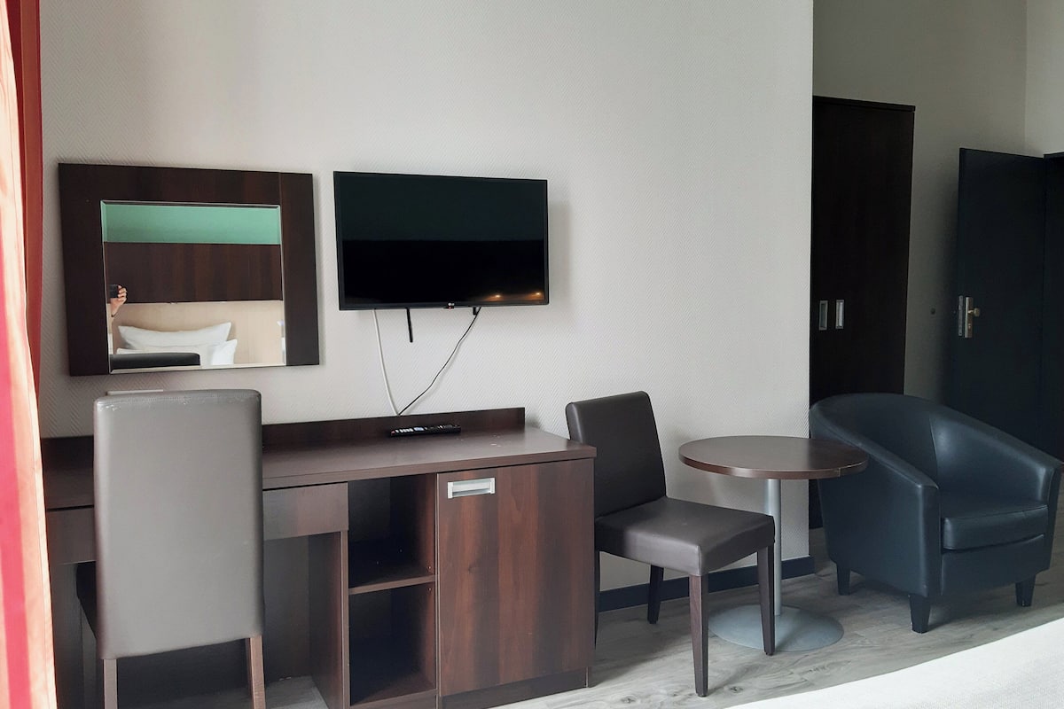 Una cassaforte in camera, con arredamento individuale, una scrivania