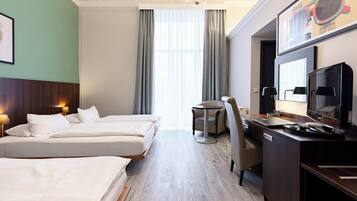 Quarto premium, várias camas (Family Room) | Cofres nos quartos, individualmente mobiliados, escrivaninha