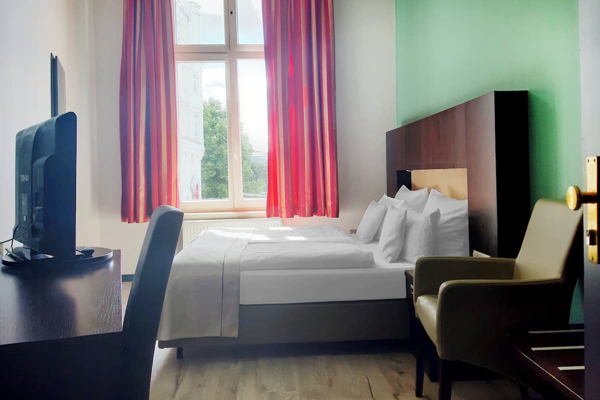 Una cassaforte in camera, con arredamento individuale, una scrivania