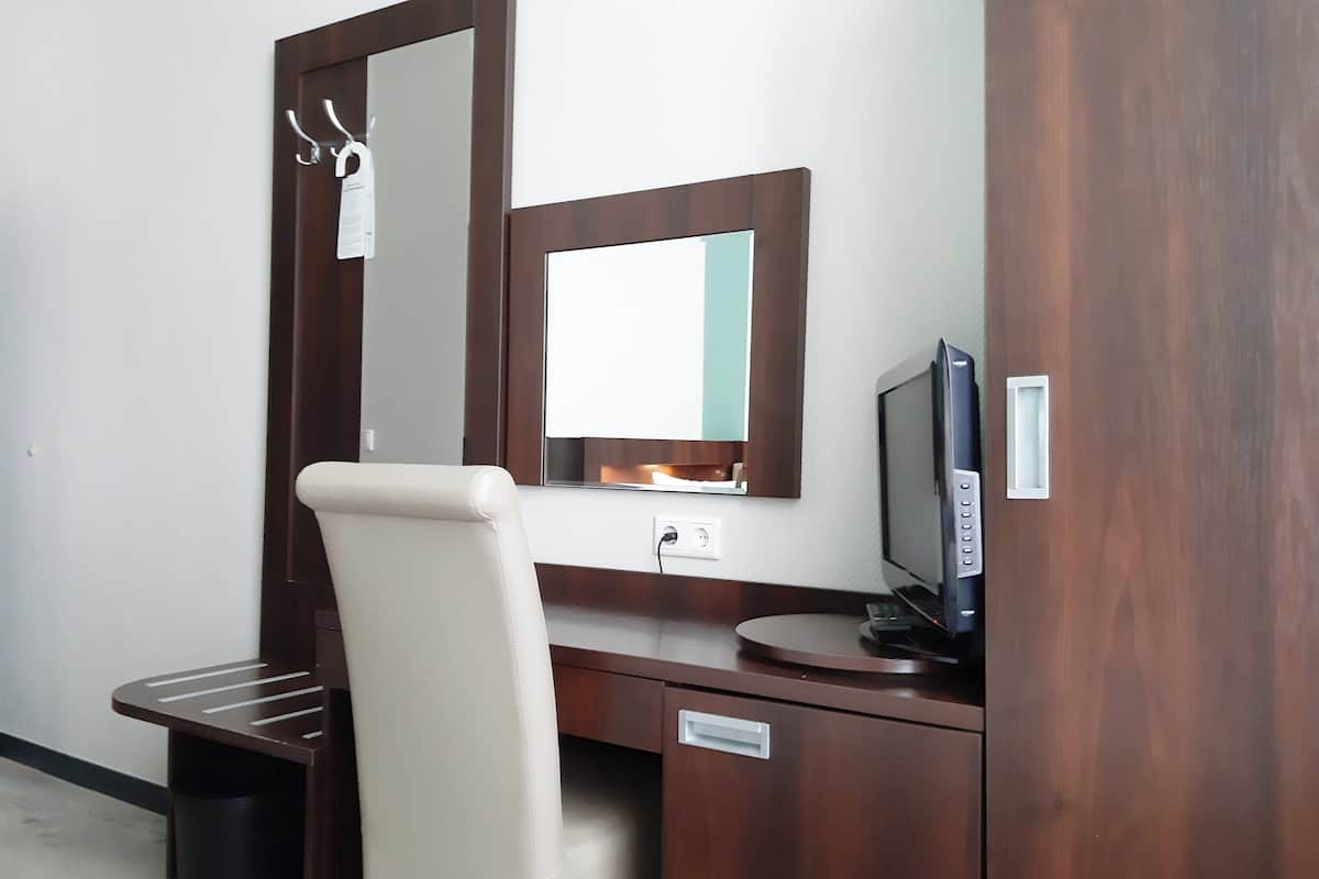 Camera, 1 letto singolo (Cosy) | Una cassaforte in camera, con arredamento individuale, una scrivania