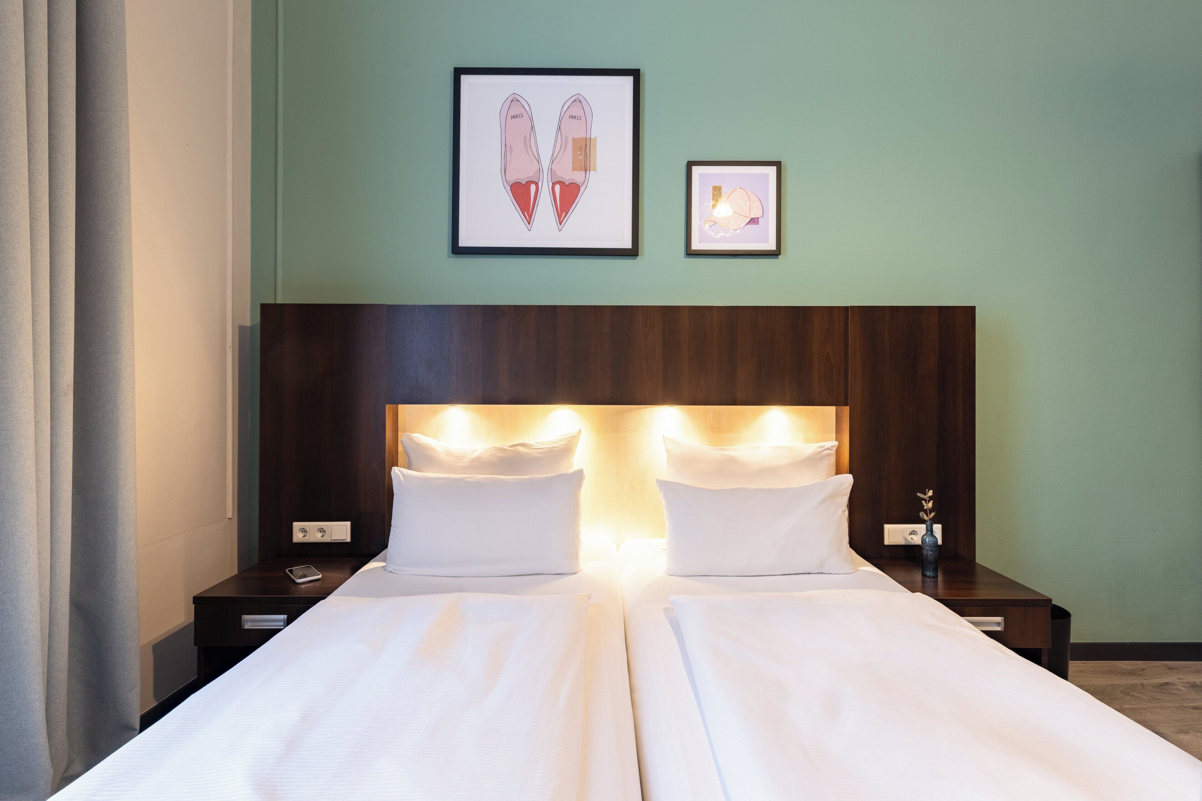 Una cassaforte in camera, con arredamento individuale, una scrivania