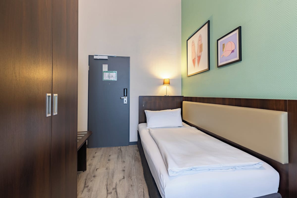 Premium kamer, 1 kingsize bed met slaapbank (Up to 3 Adults) | Een kluis op de kamer, individueel gemeubileerd, een bureau