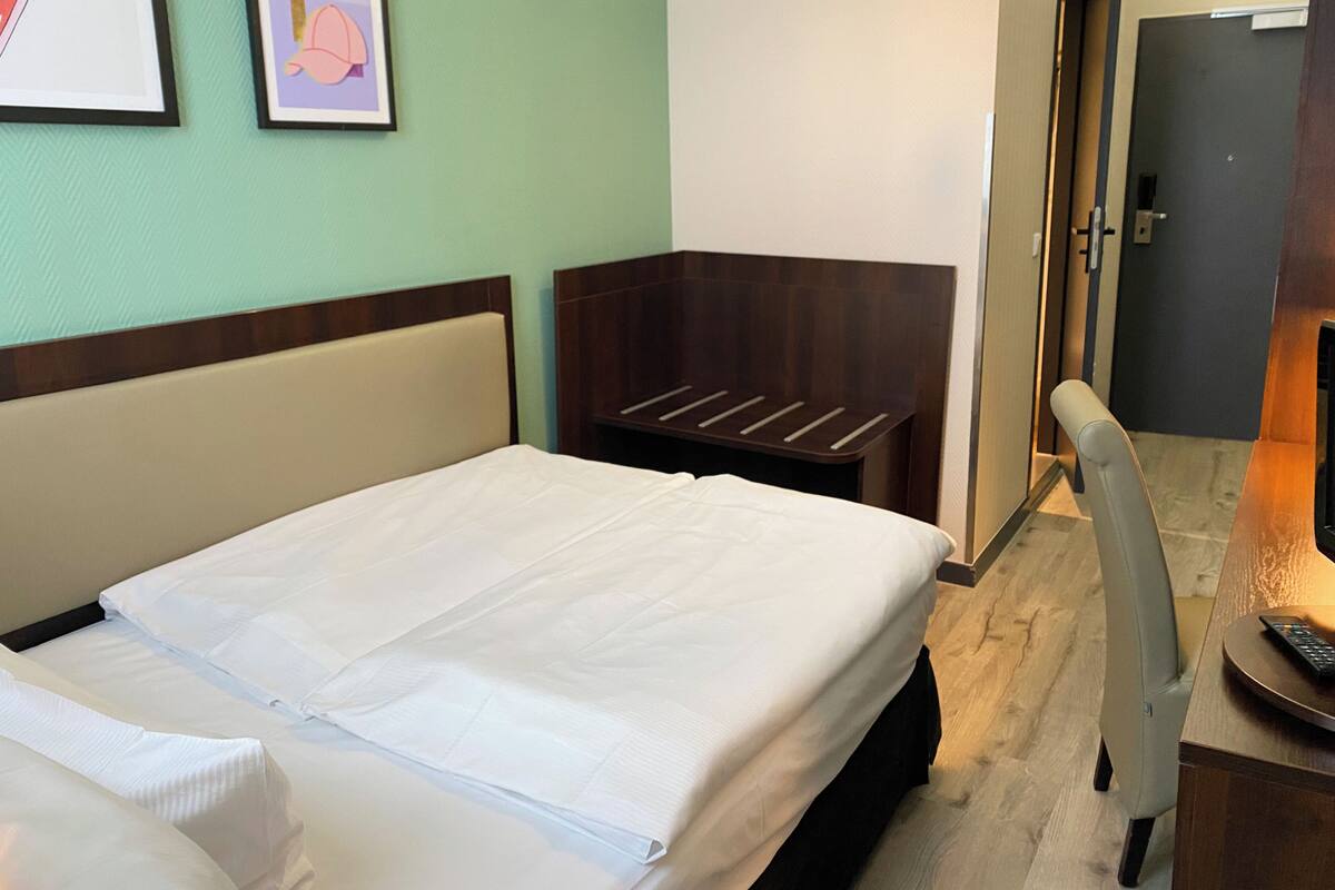 Eenvoudige eenpersoonskamer, 1 queensize bed | Hypoallergeen beddengoed, een kluis op de kamer