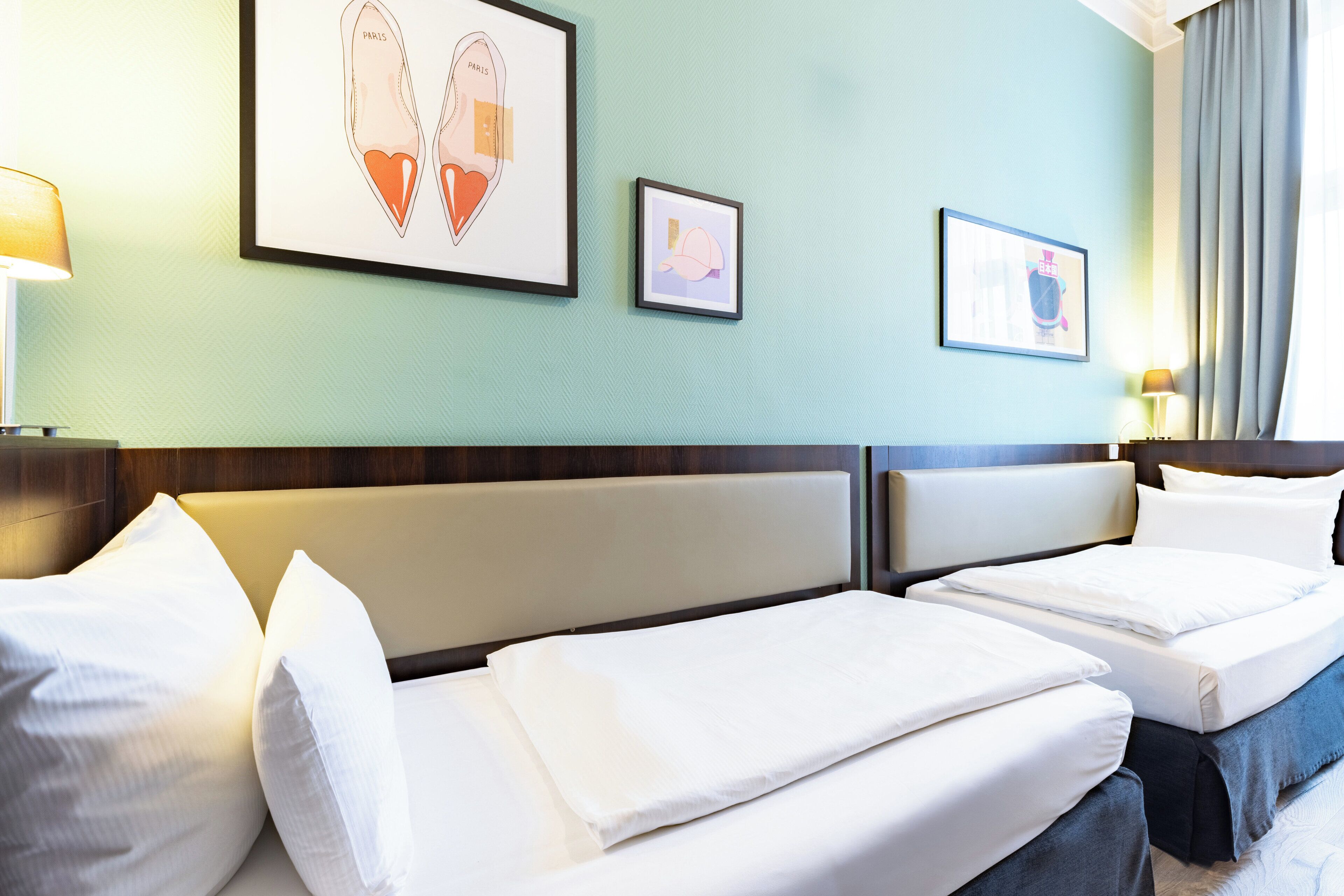 スタンダ ード ルーム シングルベッド 2 台 | セーフティボックス (室内)、客室ごとに異なるインテリア、デスク、遮光カーテン