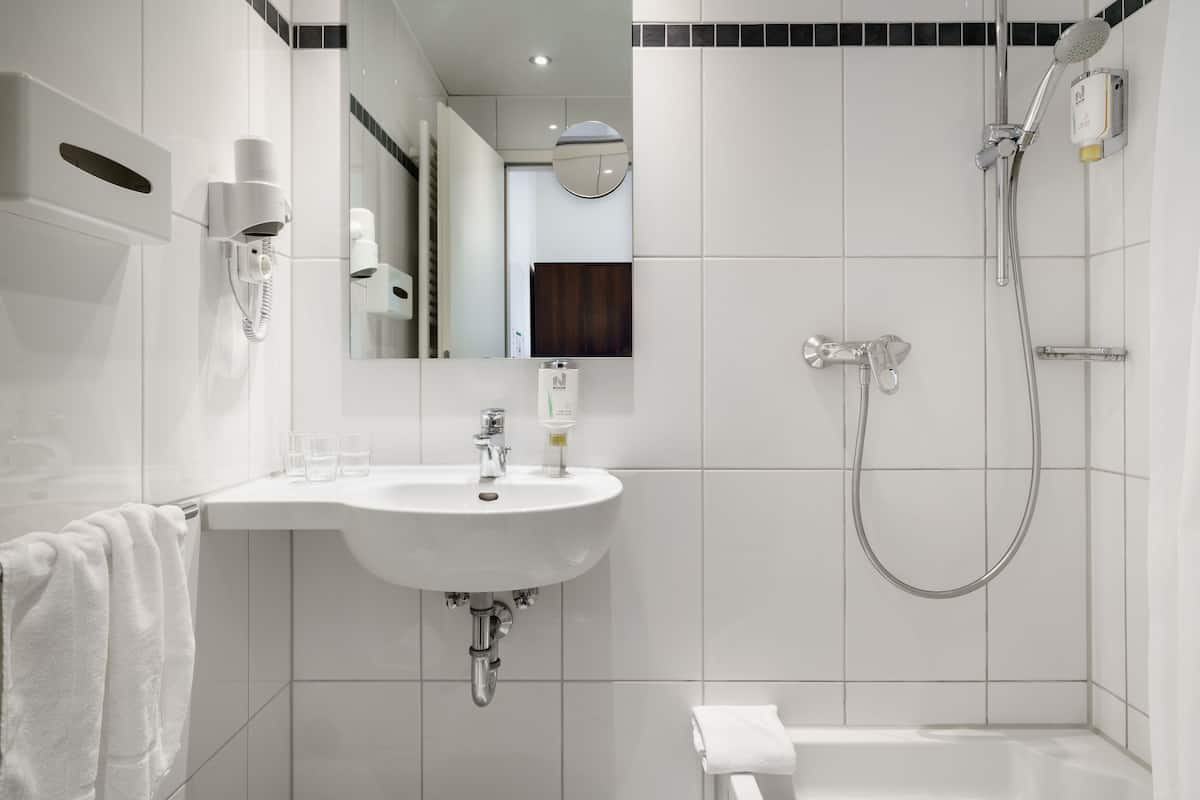Dusche, umweltfreundliche Kosmetikartikel, Haartrockner, Handtücher