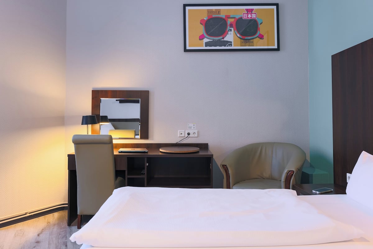 Premium-huone, useita sänkyjä (Family Room) | Tallelokero huoneessa, yksilöllisesti kalustettu, työpöytä