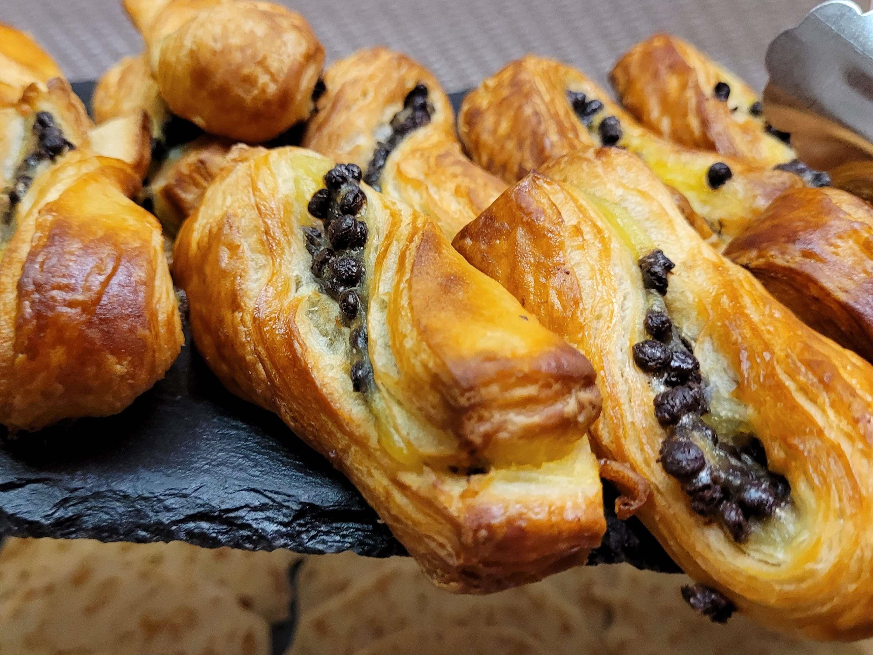 Un assortiment de viennoiseries aux pépites de chocolat.