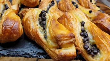 Un assortiment de viennoiseries aux pépites de chocolat.