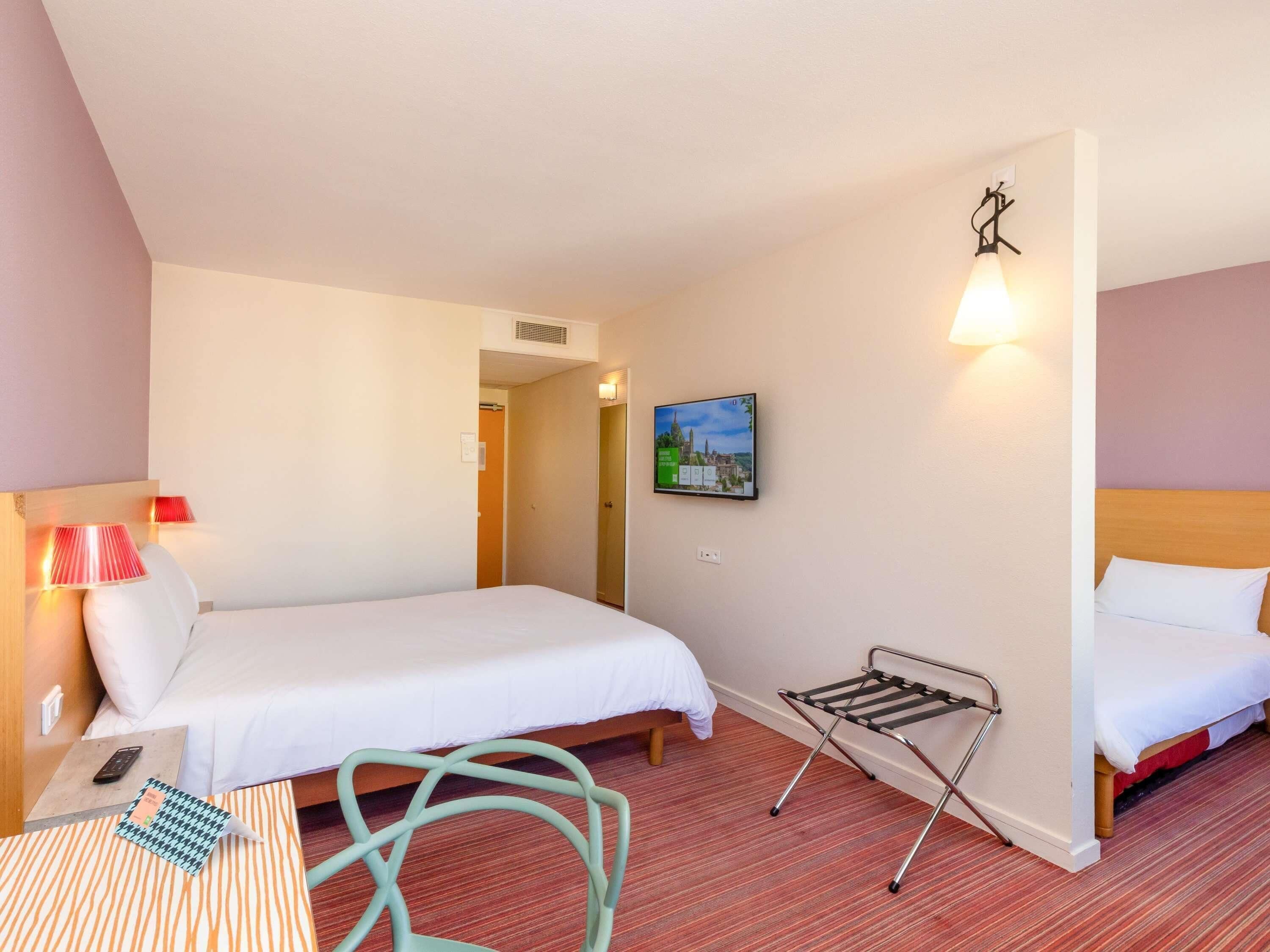 Premium bedding, in-room safe, soundproofing, free WiFi