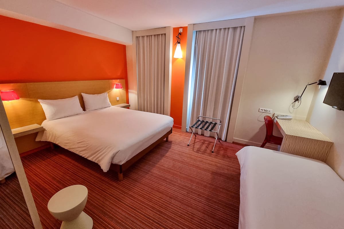 Premium bedding, in-room safe, soundproofing, free WiFi
