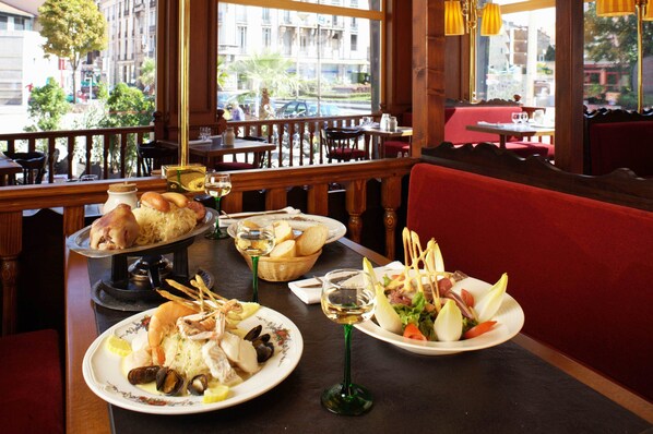 Lunch and dinner served, French cuisine