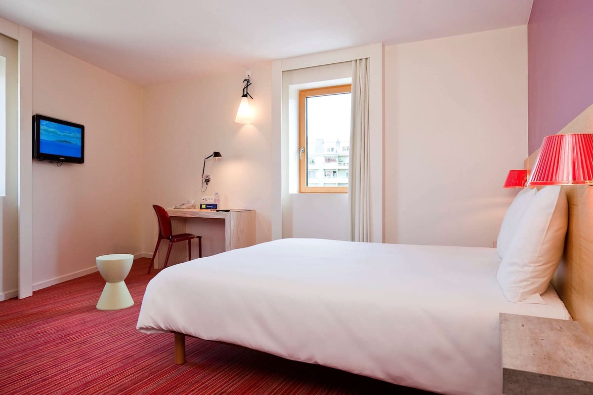 Standard Room, 1 Double Bed | Premium bedding, in-room safe, soundproofing, free WiFi