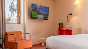 Premium bedding, in-room safe, soundproofing, free WiFi