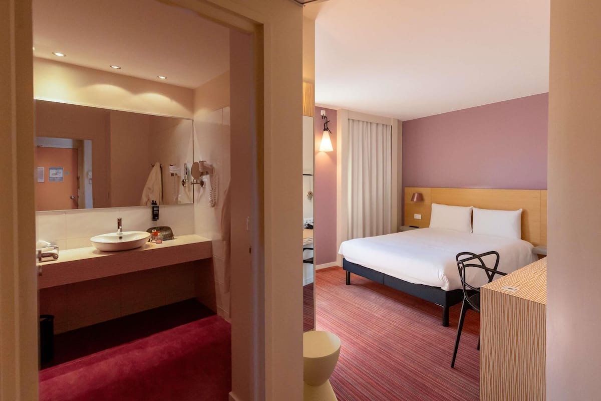 Premium bedding, in-room safe, soundproofing, free WiFi