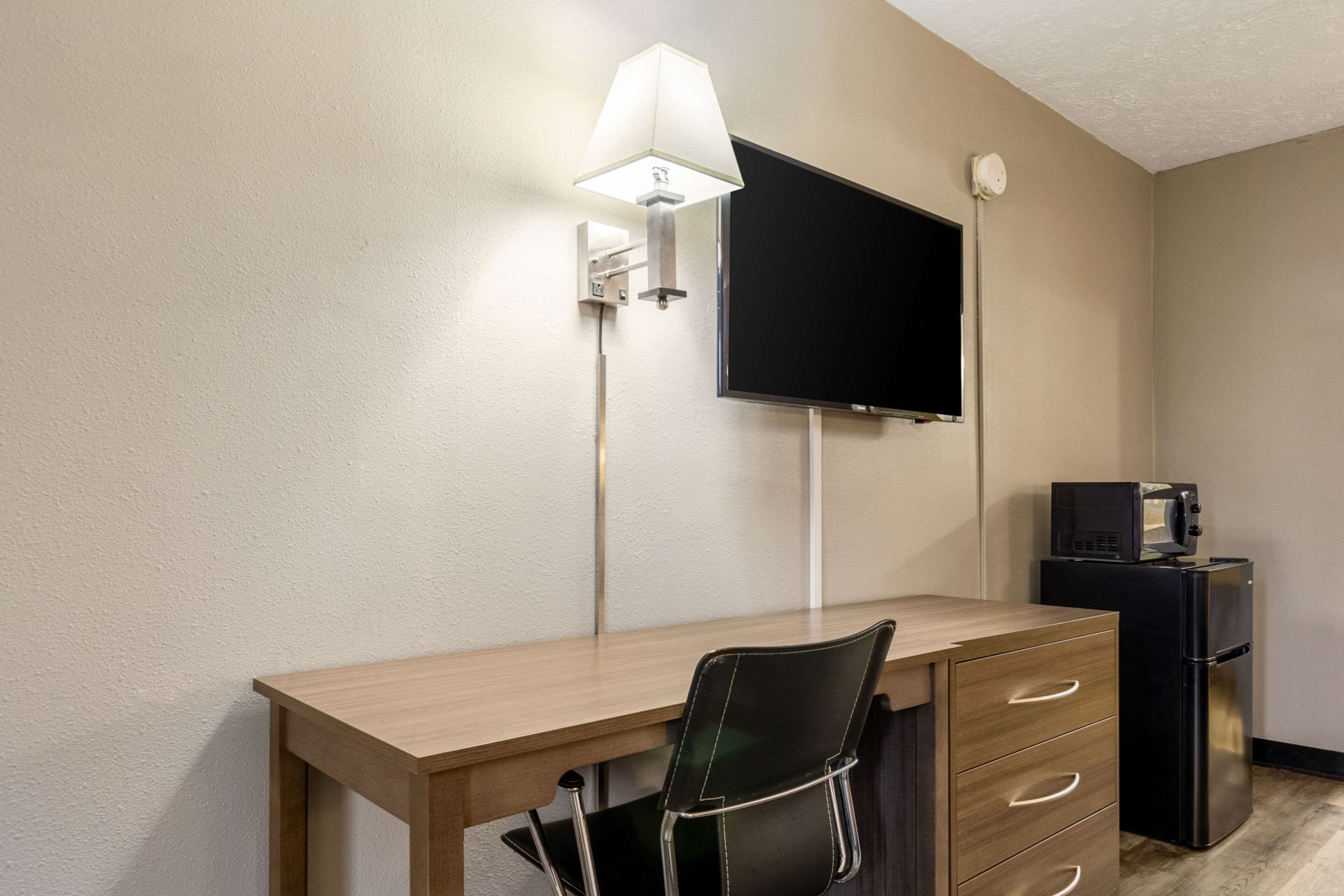 スタンダード ルーム キングベッド 1 台 禁煙 | ベビーベッド、可動式ベッド、WiFi (無料)、ベッドシーツ