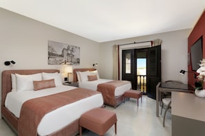 Deluxe-Doppelzimmer, 2 Doppelbetten | Zimmersafe, individuell dekoriert, individuell eingerichtet