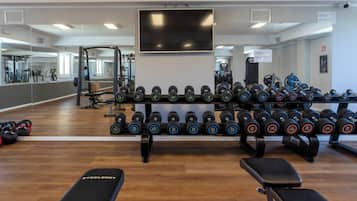 Una palestra con attrezzature per sollevamento pesi, specchi e macchinari per esercizi.