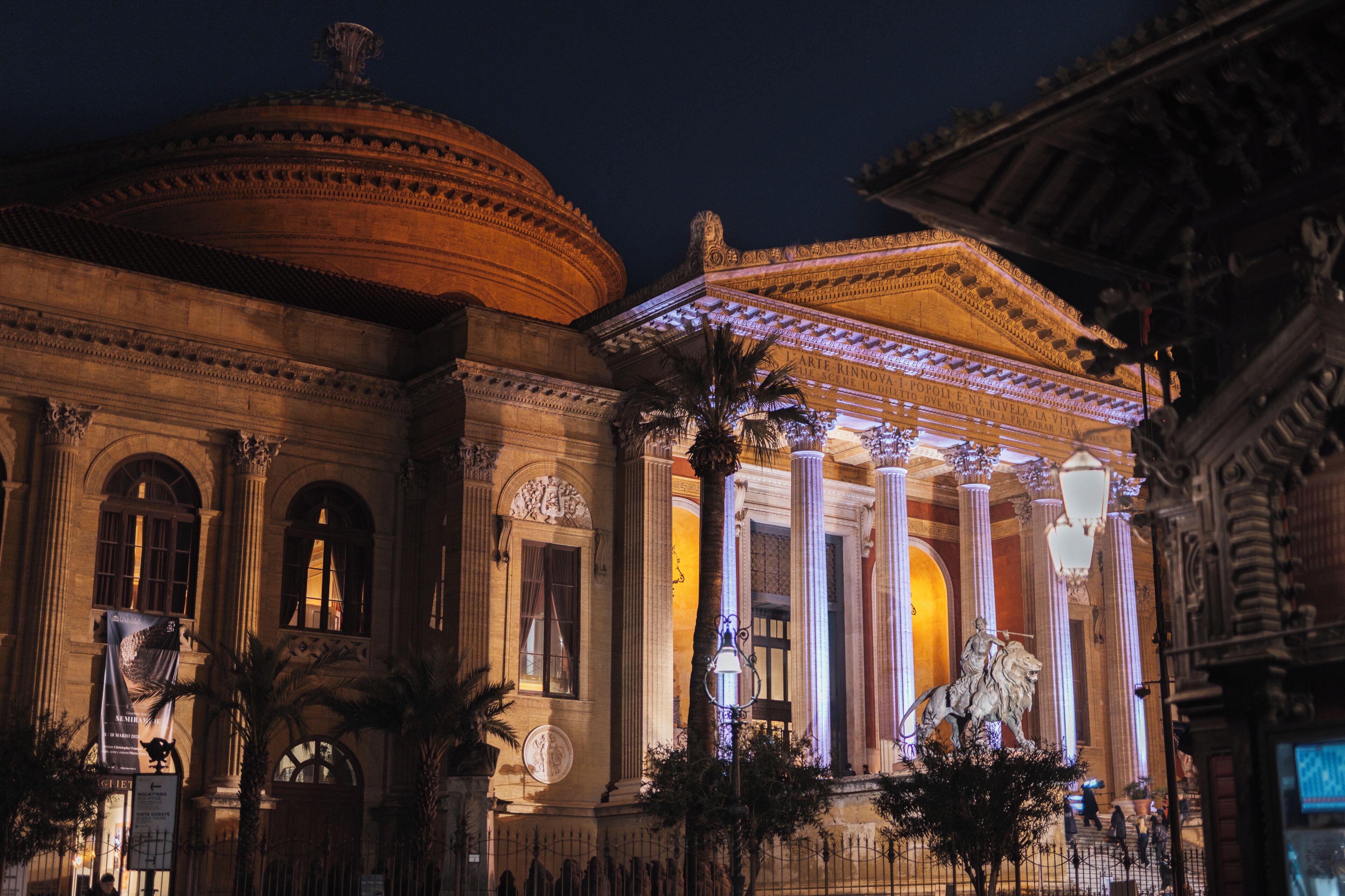 Un edificio storico con architettura classica, caratterizzato da colonne e una cupola.
