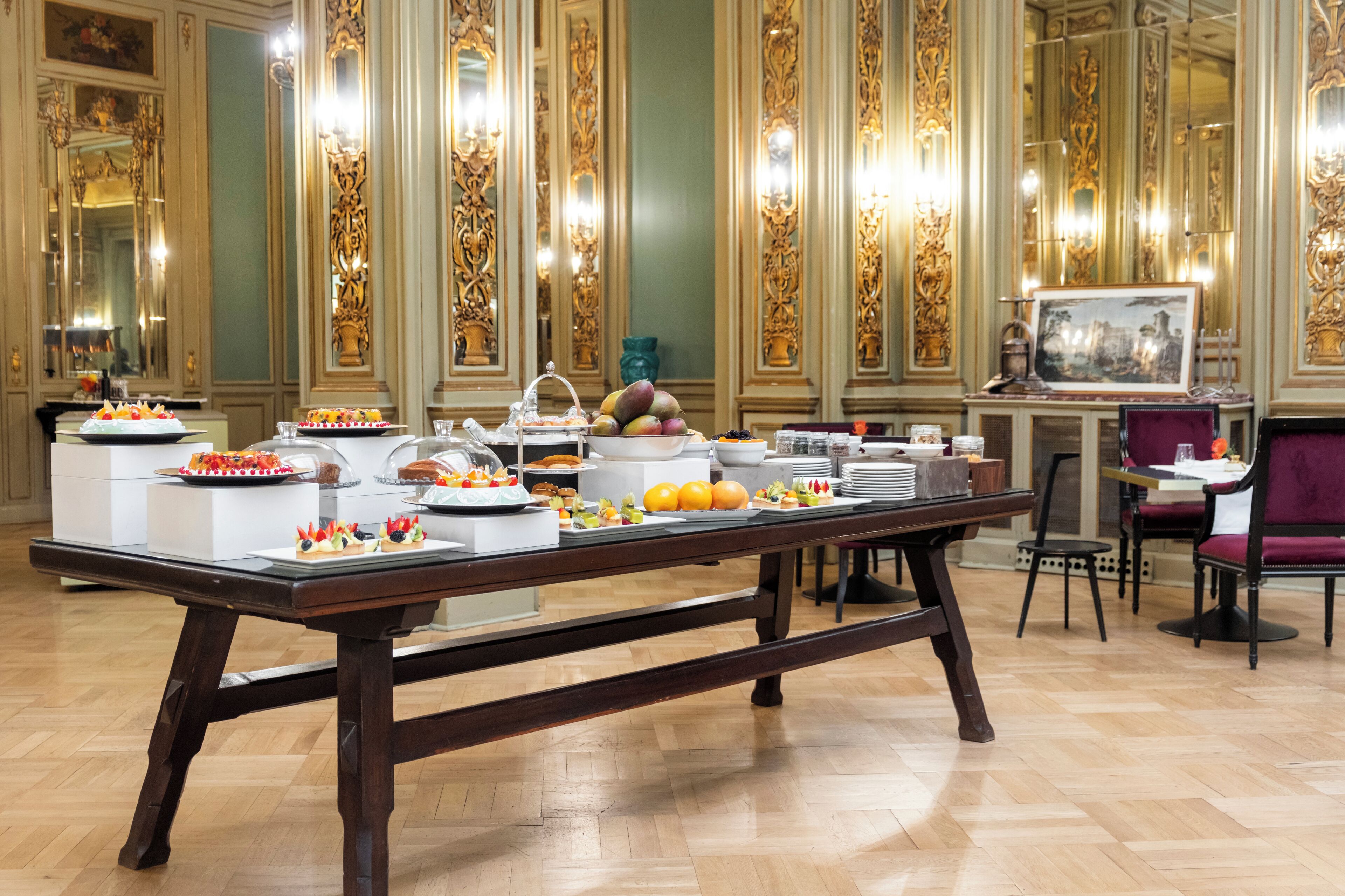 每日供应自助式早餐（每人 EUR 25）