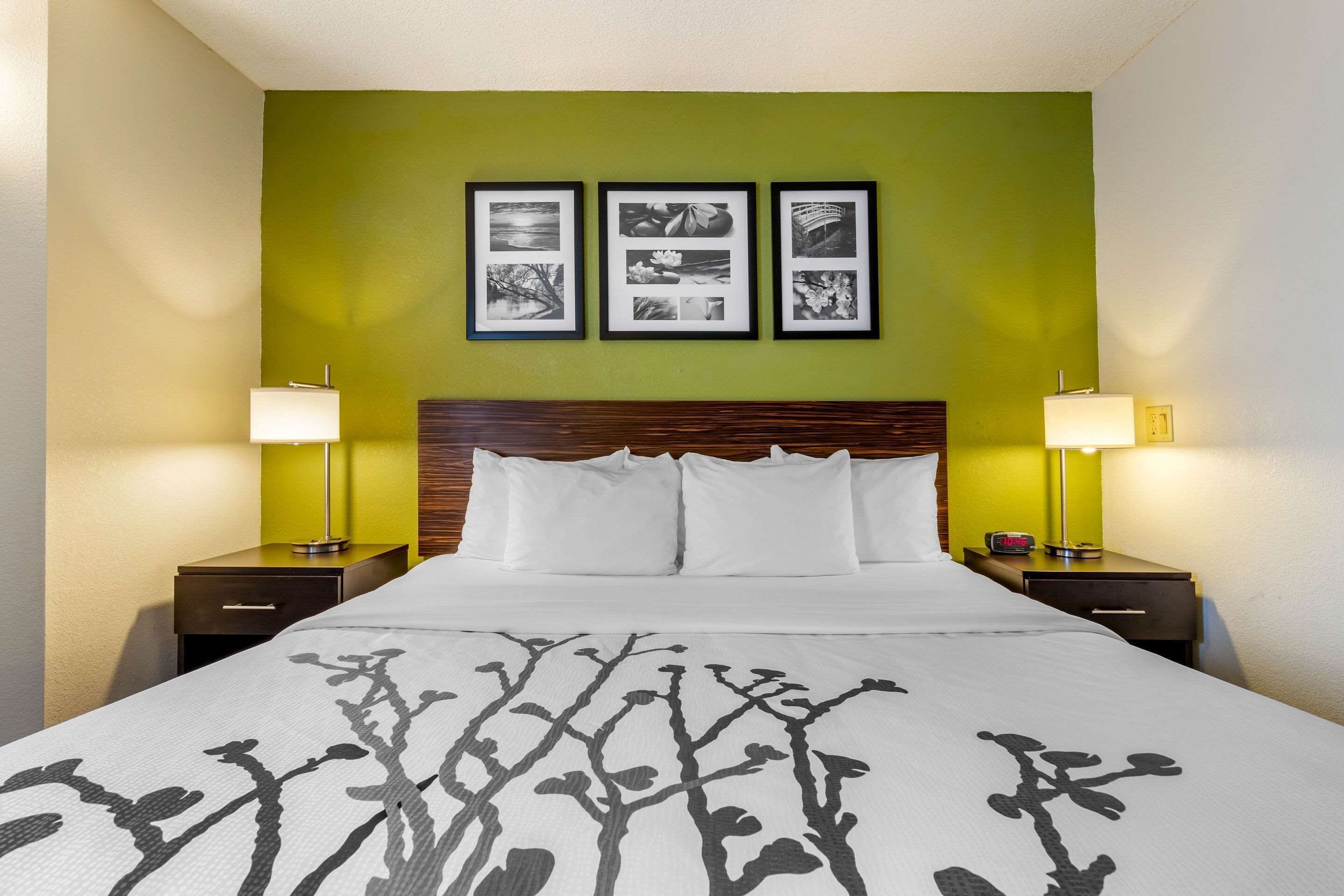 Bàn, khu vực làm việc phù hợp cho laptop, màn/rèm cản sáng 