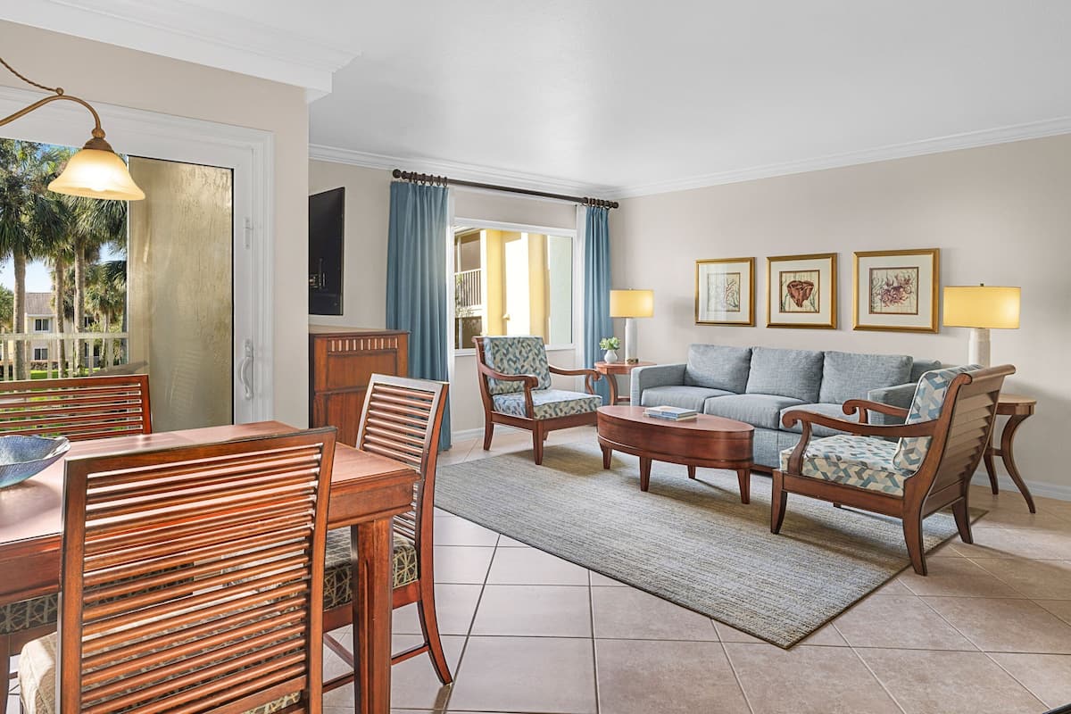 Villa, 2 camere da letto, non fumatori, balcone (Balcony) | Area soggiorno | TV al plasma 55 pollici con canali via cavo, TV, tavolo da ping pong