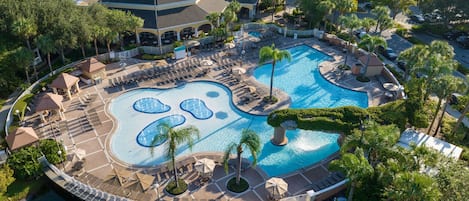 7 piscines extérieures, parasols de plage