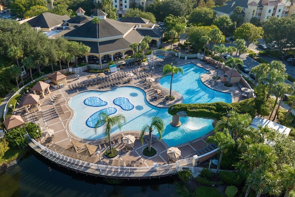 7 piscines extérieures, parasols de plage