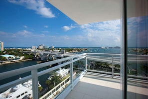 A balcony with a view of a marina, a bridge, and a cityscape. - Hilton Fort Lauderdale Marina (Fort Lauderdale)