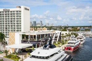 A Hilton hotel with a modern design, a marina with yachts, and a city skyline in the background. - Hilton Fort Lauderdale Marina (Fort Lauderdale)