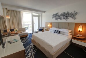 Premium bedding, in-room safe, laptop workspace, blackout drapes - Hilton Fort Lauderdale Marina (Fort Lauderdale)