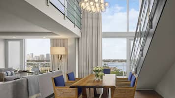 1 King Penthouse 2 Story Suite, Marina View with Balcony | Área de sala de estar | Televisión LCD de 55 pulgadas con canales digitales y televisión