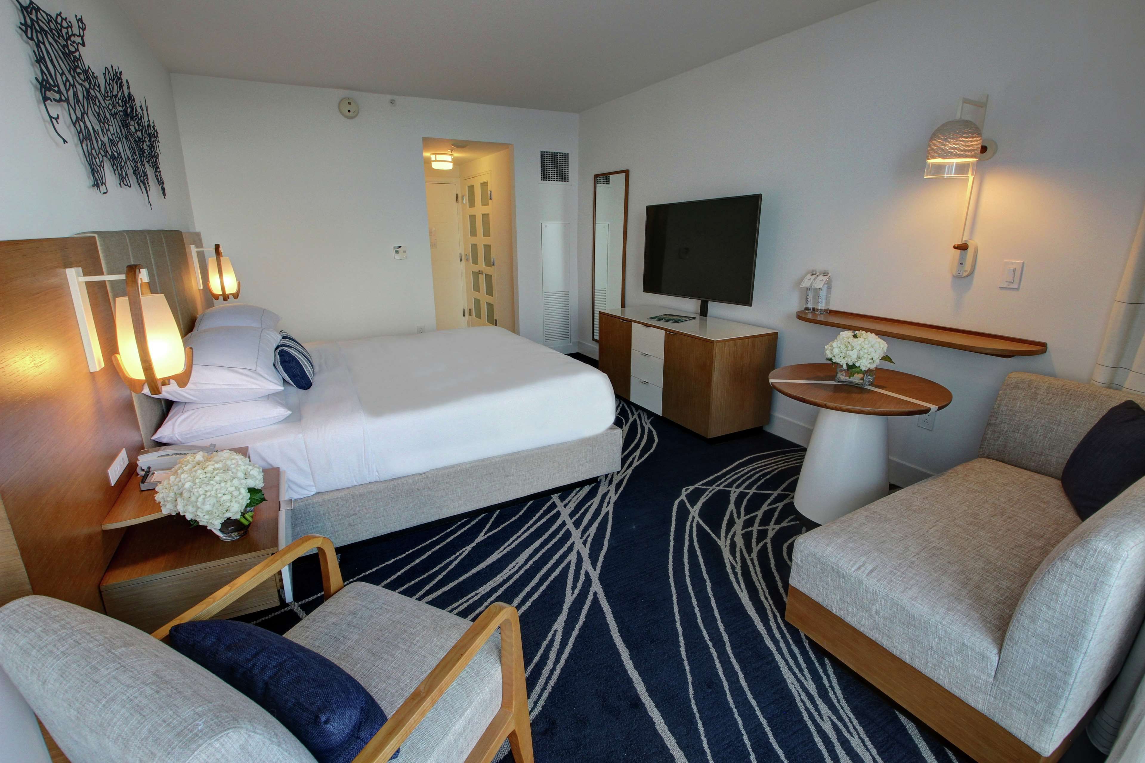 1 King - Exterior Wing | Premium bedding, in-room safe, laptop workspace, blackout drapes