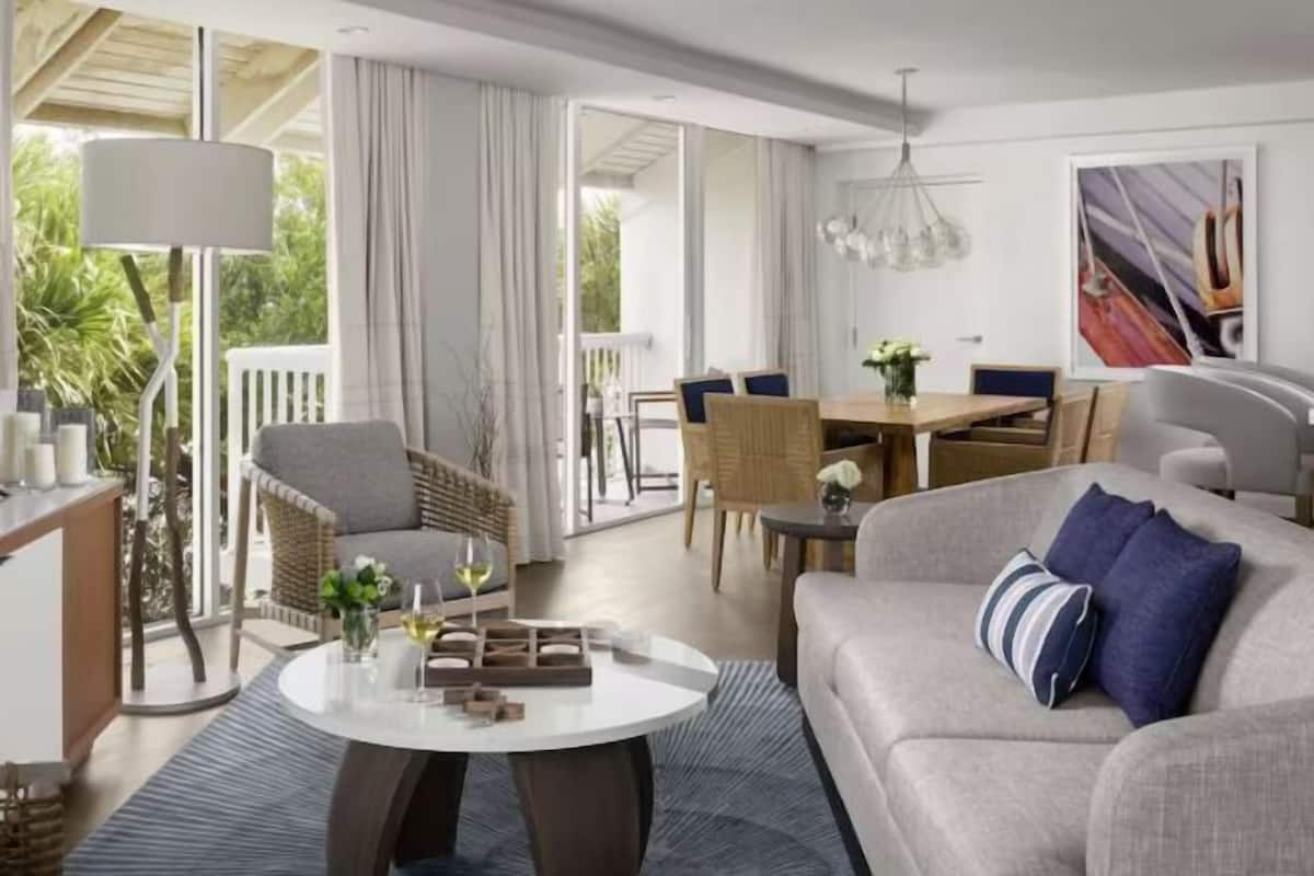 Een 55-inch lcd-televisie met digitale zenders, televisie en betaalfilms