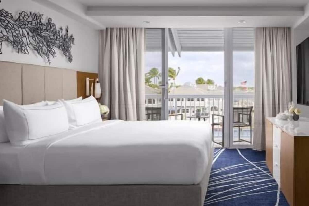 Premium bedding, in-room safe, laptop workspace, blackout drapes