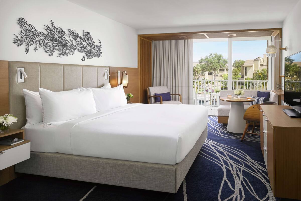Premium bedding, in-room safe, laptop workspace, blackout drapes