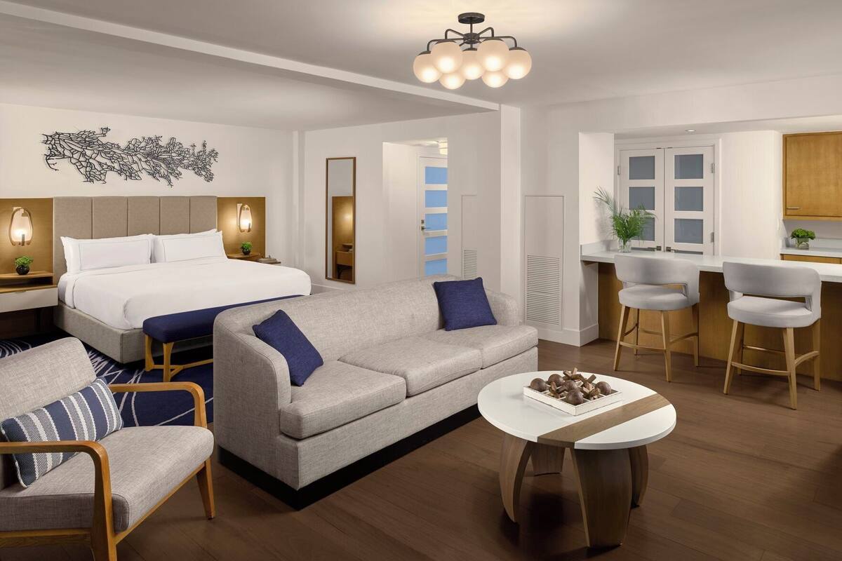Premium bedding, in-room safe, laptop workspace, blackout drapes