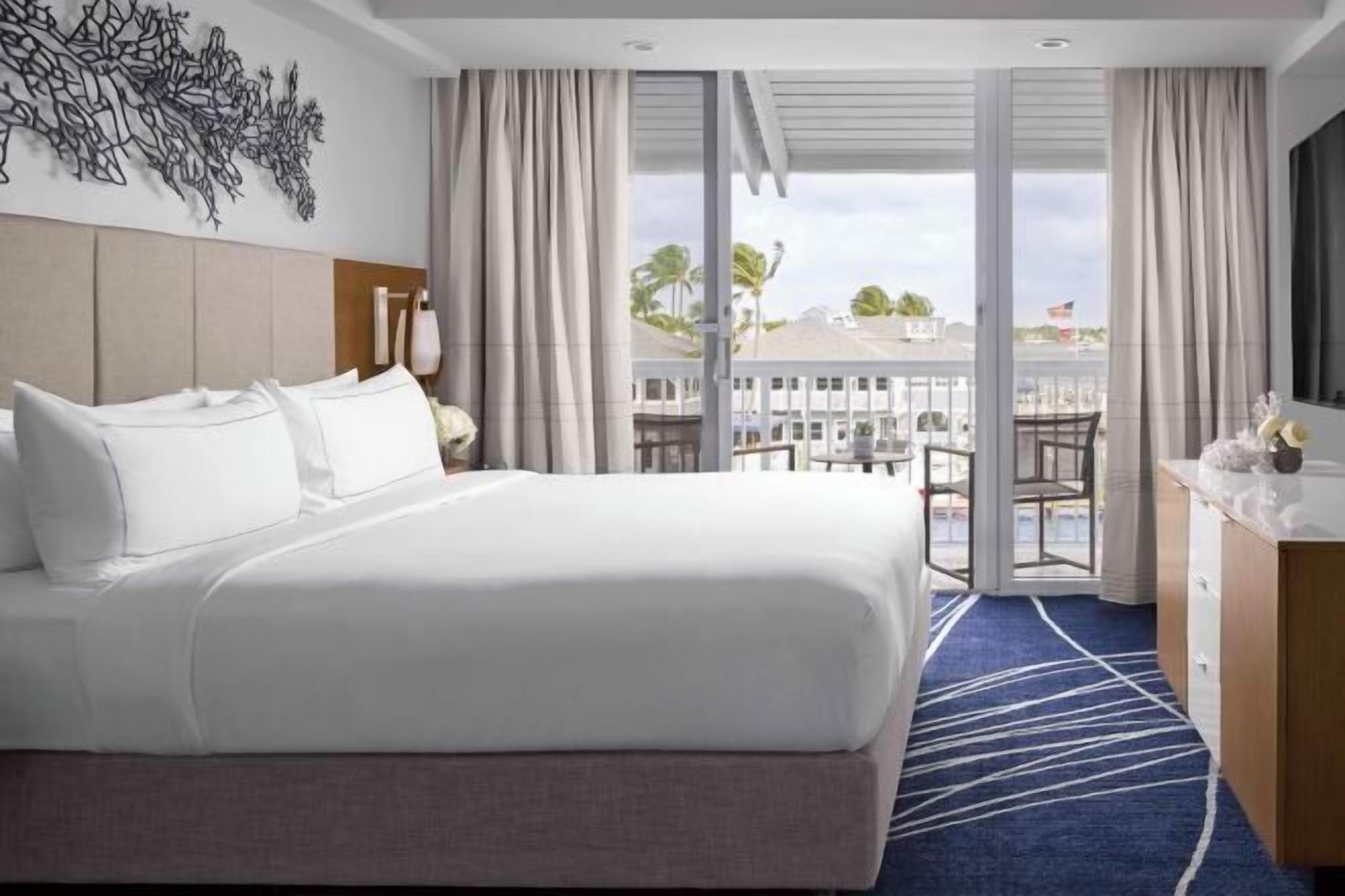 Premium bedding, in-room safe, laptop workspace, blackout curtains