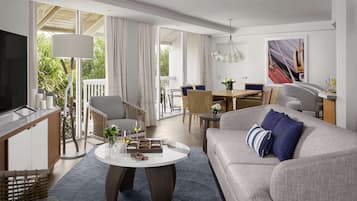 Una sala moderna con sofá, mesa de centro y comedor.