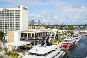 A Hilton hotel with a modern design, a marina with yachts, and a city skyline in the background. - Hilton Fort Lauderdale Marina (Fort Lauderdale)