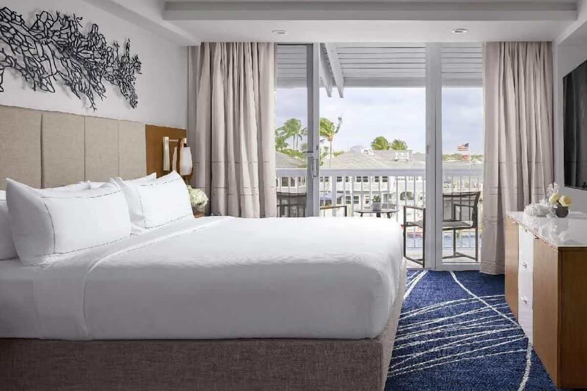 Premium bedding, in-room safe, laptop workspace, blackout drapes