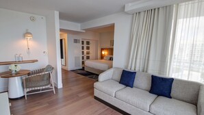 1 King Suite, Corner Marina View with Balcony | Sengetøy av topp kvalitet, safe på rommet og skrivebord for bærbar PC