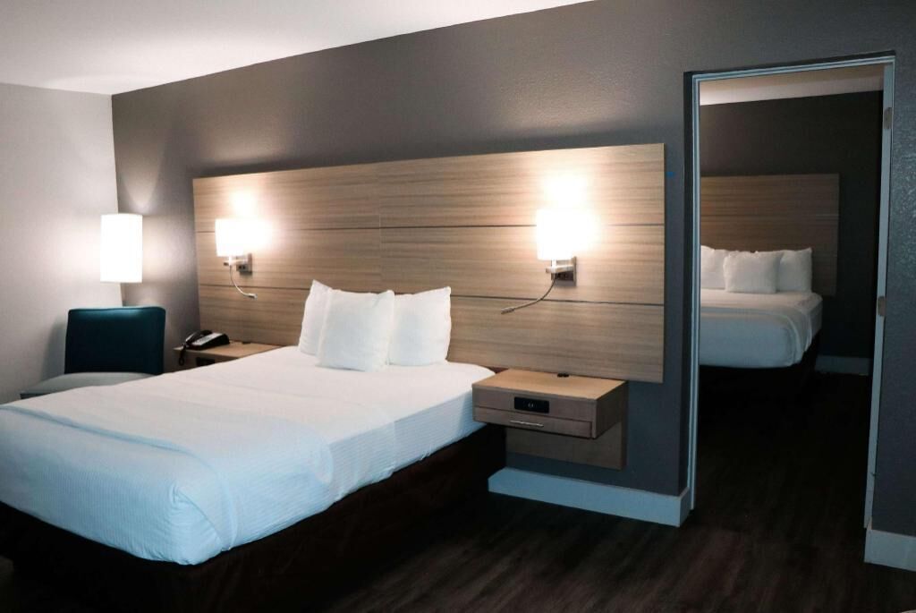 Ropa de cama de alta calidad, camas con pillow-top y escritorio 