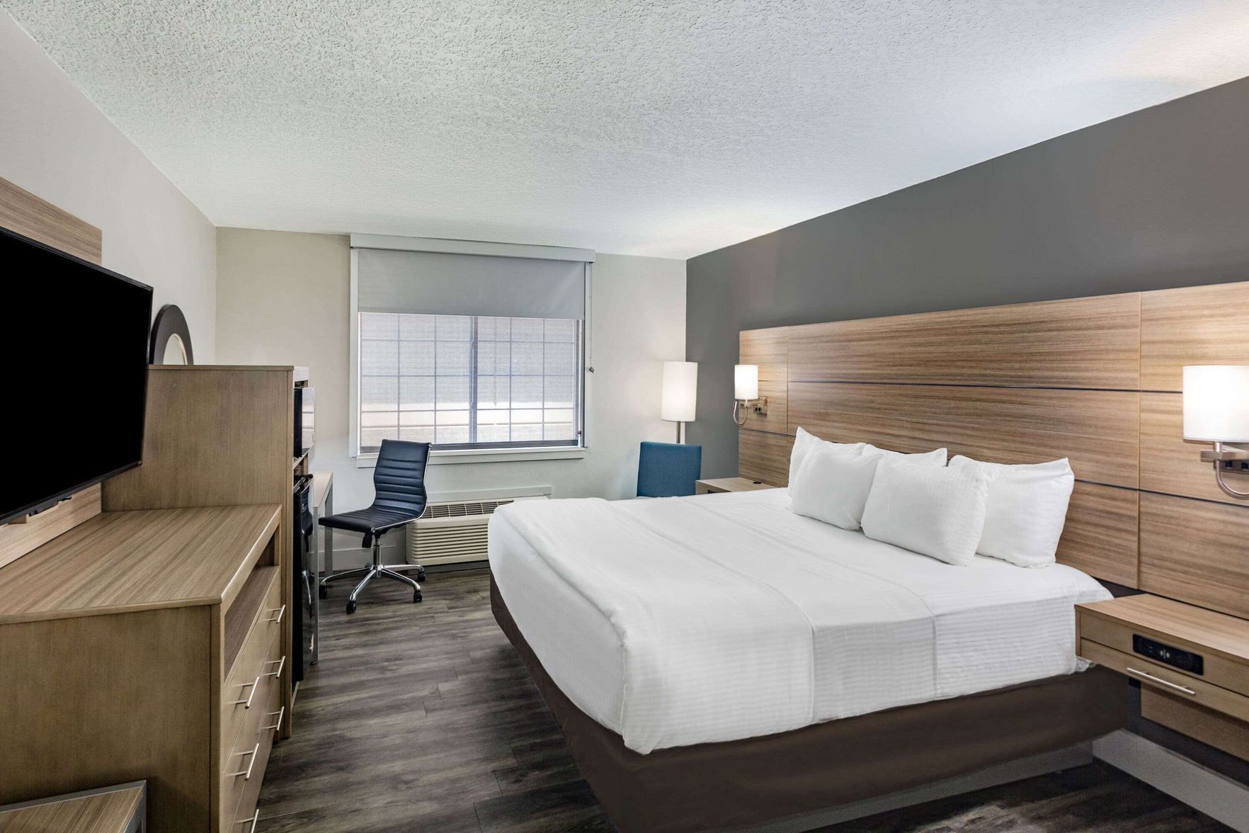 Ropa de cama de alta calidad, camas con pillow-top y escritorio 