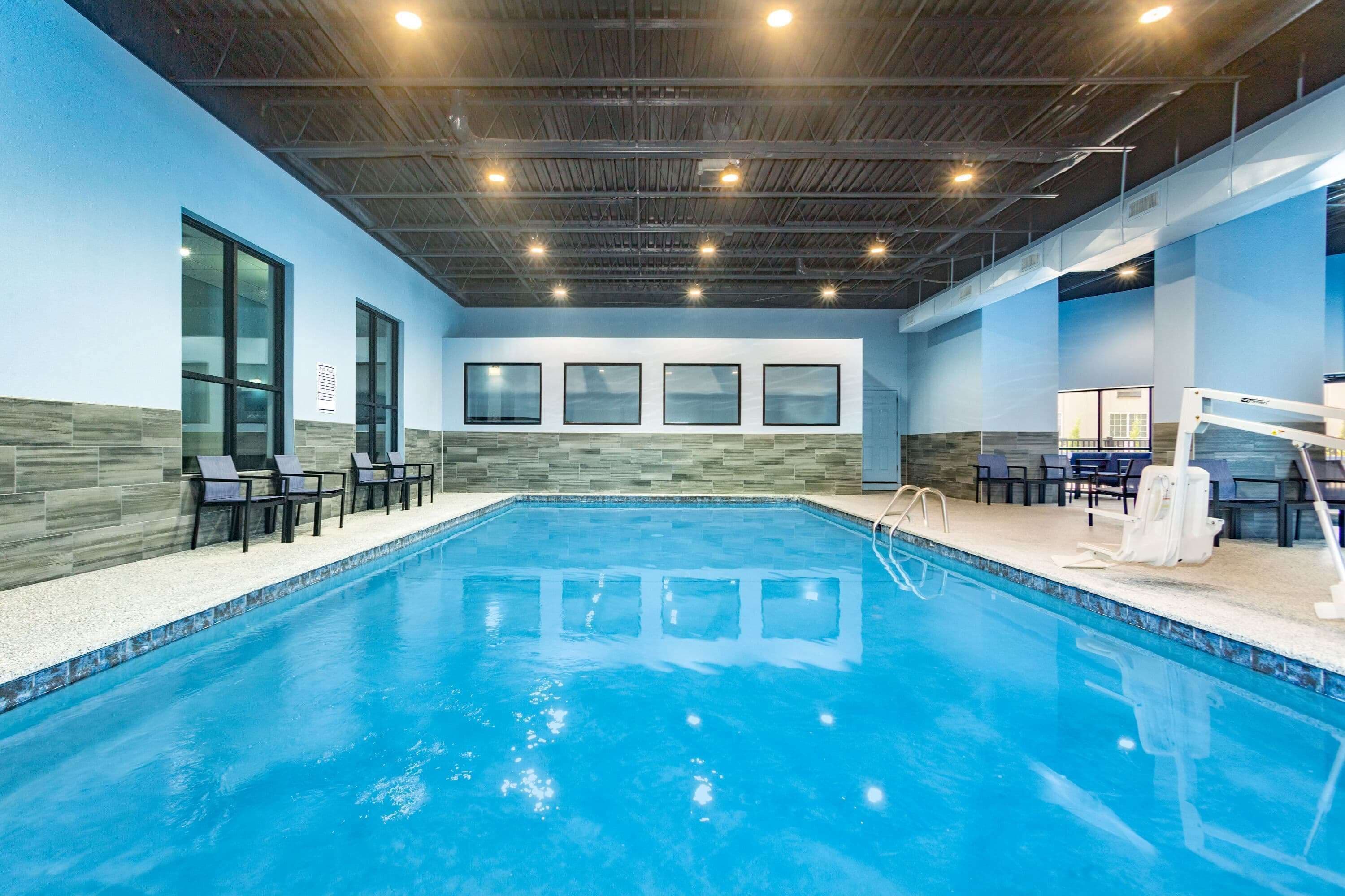 Una piscina techada, una piscina al aire libre