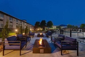 Fireplace - La Quinta Inn & Suites by Wyndham Joplin (Joplin)