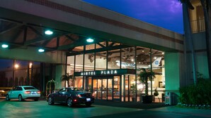 A building with a sign reading "AIRTEL PLAZA" and a covered entrance. - Airtel Plaza Hotel (Van Nuys)